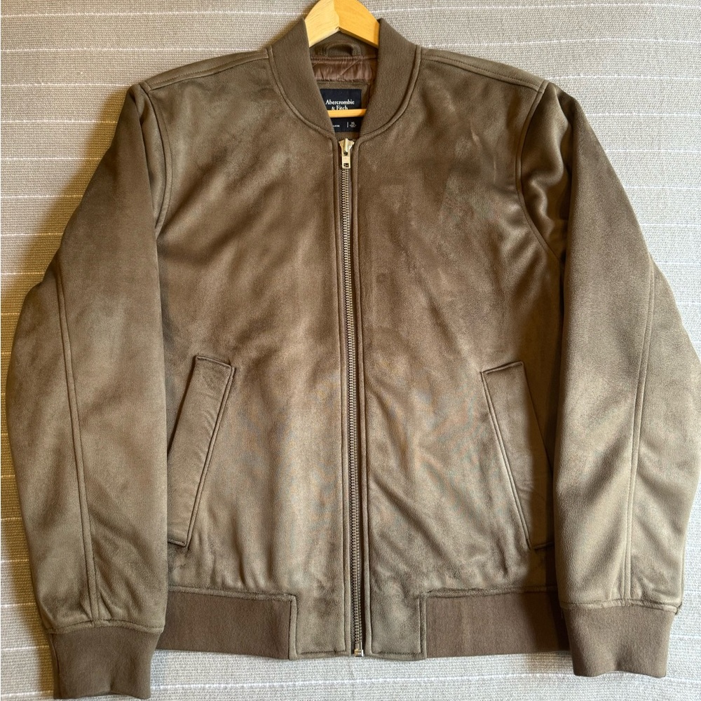 Abercrombie and Fitch Men’s vegan suede bomber jacket. Size XL.